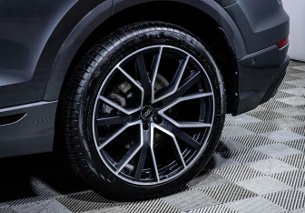 Подержанный автомобиль Audi Q8 2019 года (15 фото)