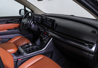 Подержанный автомобиль Kia Carnival 2022 года (11 фото)