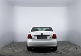 Подержанный автомобиль Volkswagen Polo Sedan 2015 года (6 фото)