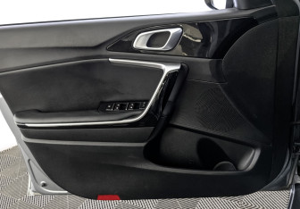 Подержанный автомобиль Kia Ceed Wagon 2021 года (19 фото)