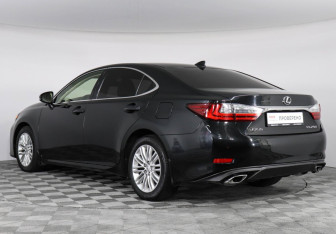 Подержанный автомобиль Lexus ES 2016 года (7 фото)