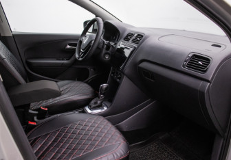 Подержанный автомобиль Volkswagen Polo Sedan 2013 года (9 фото)