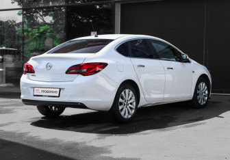 Подержанный автомобиль Opel Astra Sedan 2013 года (4 фото)