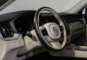 Подержанный автомобиль Volvo XC60 2021 года (13 фото)