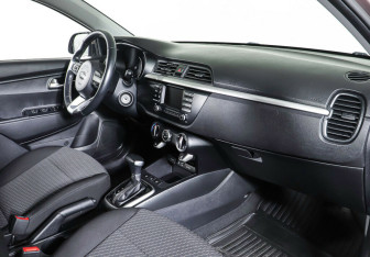 Подержанный автомобиль Kia Rio Hatchback 2019 года (11 фото)