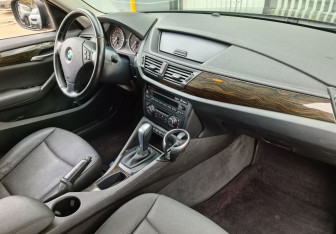 Подержанный автомобиль BMW X1 2011 года (10 фото)