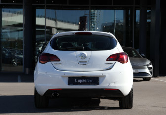 Подержанный автомобиль Opel Astra Hatchback 2010 года (6 фото)