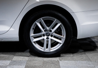 Подержанный автомобиль Audi A4 Sedan 2018 года (15 фото)