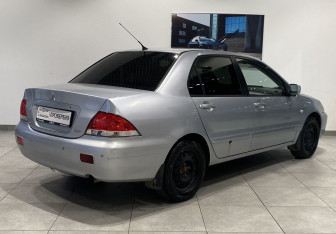 Подержанный автомобиль Mitsubishi Lancer Sedan 2006 года (5 фото)