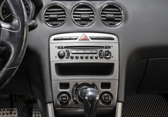 Подержанный автомобиль Peugeot 308 Hatchback 2010 года (15 фото)