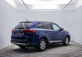 Подержанный автомобиль Mitsubishi Outlander 2015 года (5 фото)