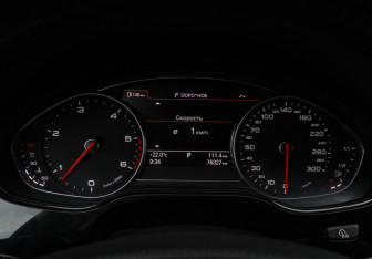 Подержанный автомобиль Audi A8 2015 года (33 фото)