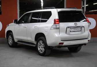 Подержанный автомобиль Toyota Land Cruiser Prado 2010 года (7 фото)