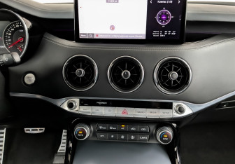 Подержанный автомобиль Kia Stinger 2021 года (15 фото)