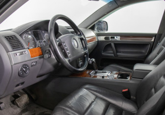 Подержанный автомобиль Volkswagen Touareg 2004 года (10 фото)