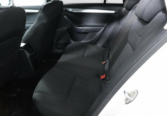 Подержанный автомобиль Skoda Octavia Wagon 2015 года (11 фото)