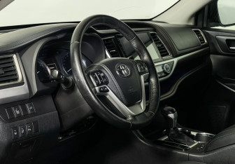 Подержанный автомобиль Toyota Highlander 2014 года (13 фото)
