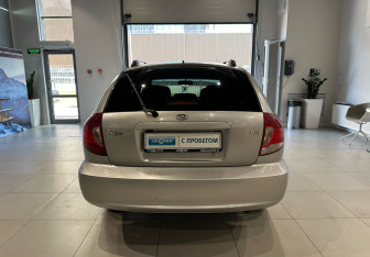 Подержанный автомобиль Kia Rio Wagon 2005 года (5 фото)