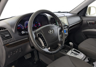 Подержанный автомобиль Hyundai Santa Fe 2012 года (16 фото)