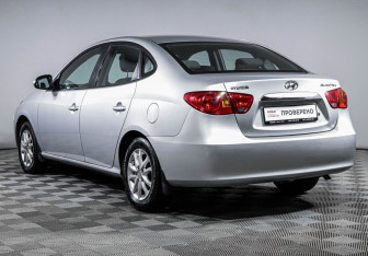 Подержанный автомобиль Hyundai Elantra Sedan 2010 года (7 фото)