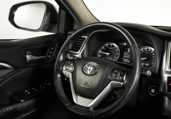 Подержанный автомобиль Toyota Highlander 2015 года (18 фото)