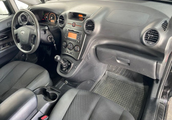 Подержанный автомобиль Kia Carens 2011 года (10 фото)
