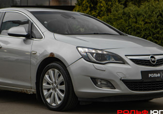 Подержанный автомобиль Opel Astra Hatchback 2011 года (12 фото)