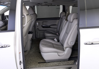 Подержанный автомобиль Kia Carnival 2017 года (18 фото)