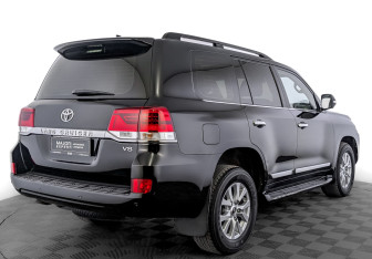 Подержанный автомобиль Toyota Land Cruiser Suv 2017 года (5 фото)