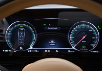 Подержанный автомобиль Voyah Dream 2023 года (11 фото)