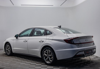 Подержанный автомобиль Hyundai Sonata 2021 года (7 фото)