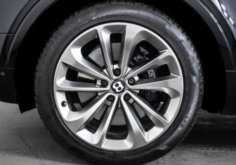 Подержанный автомобиль Bentley Bentayga 2016 года (26 фото)