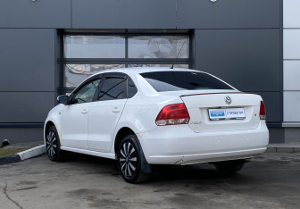 Подержанный автомобиль Volkswagen Polo Sedan 2012 года (7 фото)
