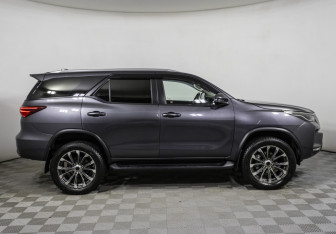 Подержанный автомобиль Toyota Fortuner 2021 года (4 фото)