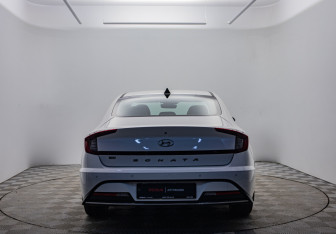 Подержанный автомобиль Hyundai Sonata 2021 года (6 фото)