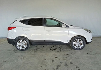 Подержанный автомобиль Hyundai ix35 2012 года (8 фото)