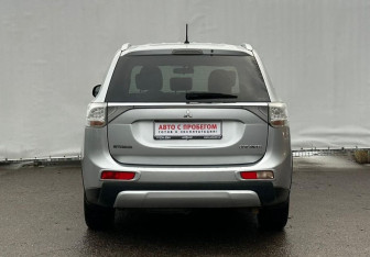 Подержанный автомобиль Mitsubishi Outlander 2014 года (6 фото)