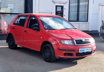 Подержанный автомобиль Skoda Fabia Hatchback 2004 года (3 фото)