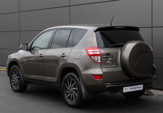Подержанный автомобиль Toyota RAV4 2012 года (7 фото)