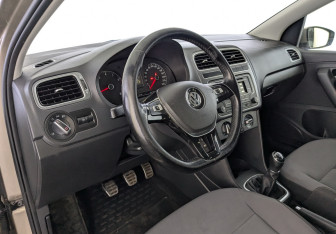 Подержанный автомобиль Volkswagen Polo Sedan 2016 года (16 фото)
