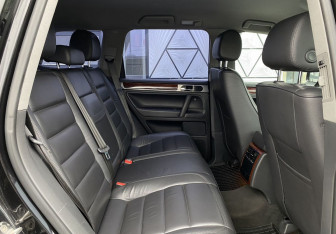 Подержанный автомобиль Volkswagen Touareg 2004 года (22 фото)