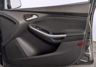 Подержанный автомобиль Ford Focus Wagon 2012 года (25 фото)