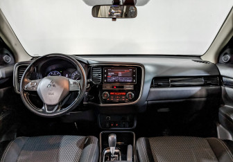 Подержанный автомобиль Mitsubishi Outlander 2020 года (14 фото)