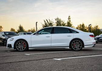 Подержанный автомобиль Audi S8 2020 года (12 фото)