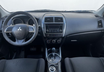 Подержанный автомобиль Mitsubishi ASX 2012 года (12 фото)