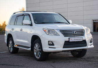 Подержанный автомобиль Lexus LX 2011 года (3 фото)