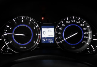 Подержанный автомобиль Infiniti QX56 2013 года (12 фото)