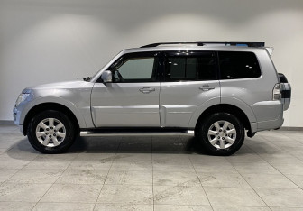 Подержанный автомобиль Mitsubishi Pajero 2014 года (8 фото)