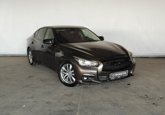 Подержанный автомобиль Infiniti Q50 2015 года (3 фото)