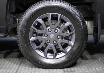 Подержанный автомобиль Toyota Land Cruiser Prado 2024 года (30 фото)